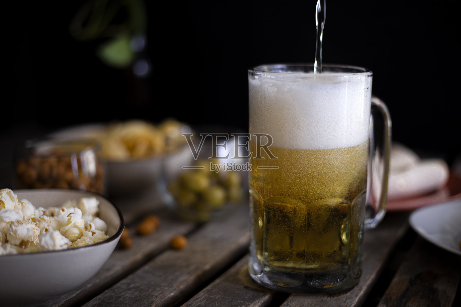 啤酒和食物照片摄影图片