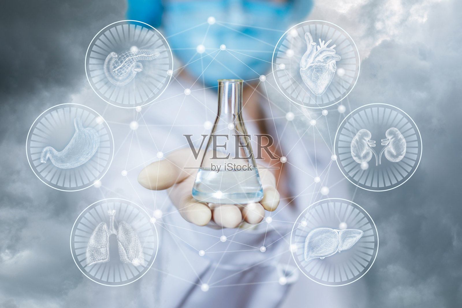 医生给我们看烧瓶里的药。照片摄影图片