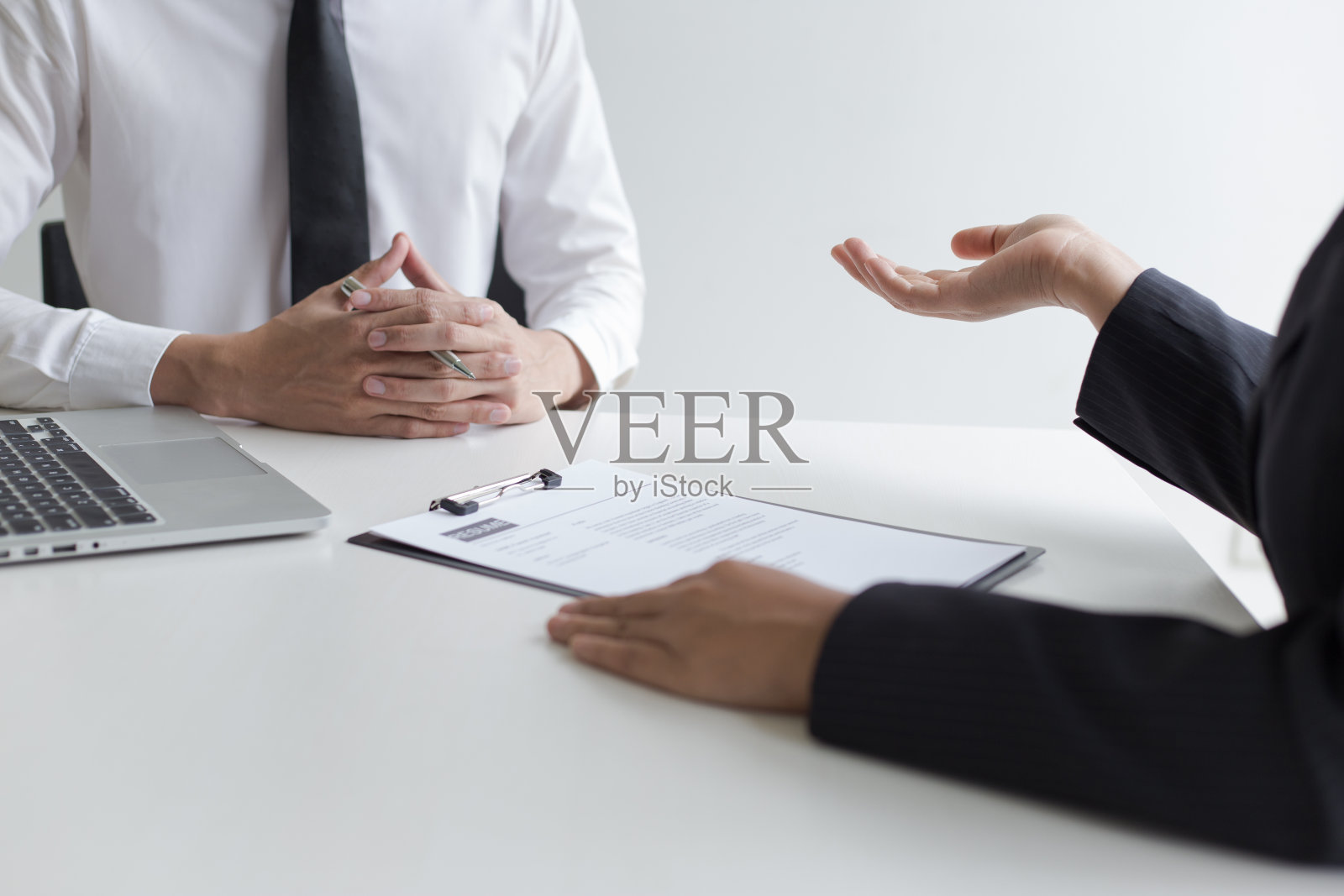 高管们对求职者进行面试和初步背景调查，求职者谈论他们过去的工作经验，人事经理做出招聘决定。照片摄影图片