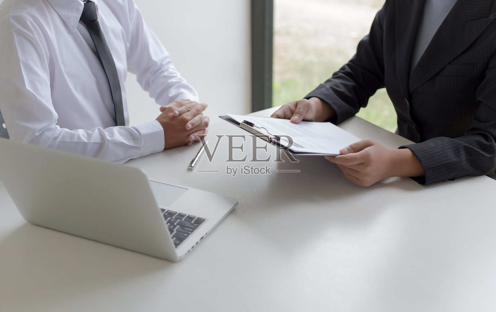 高管们对求职者进行面试和初步背景调查，求职者谈论他们过去的工作经验，人事经理做出招聘决定。照片摄影图片