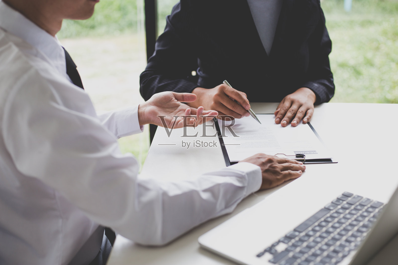 高管们对求职者进行面试和初步背景调查，求职者谈论他们过去的工作经验，人事经理做出招聘决定。照片摄影图片