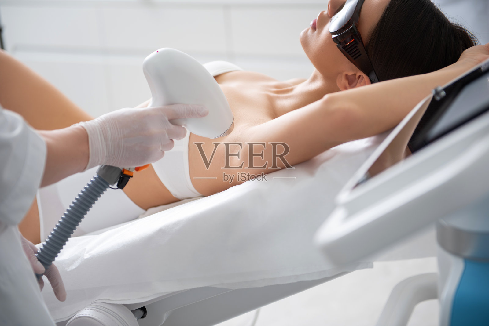 窈窕女士腋下激光脱毛程序照片摄影图片