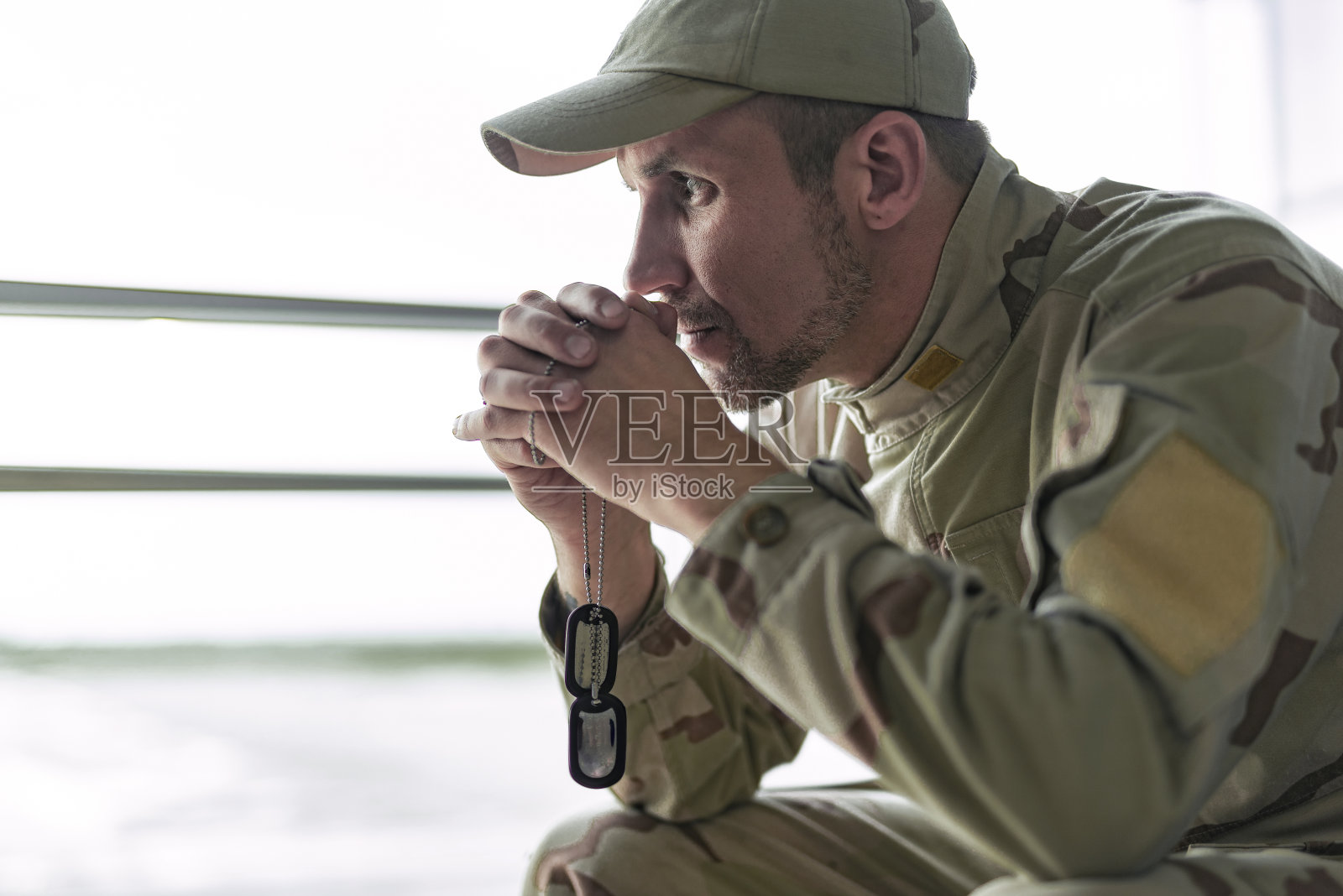 身着迷彩服的美国士兵低角度在室内祈祷照片摄影图片