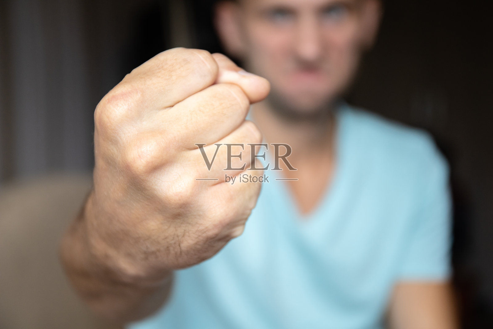 男性拳近暴力概念，愤怒的男性脸在背景上照片摄影图片