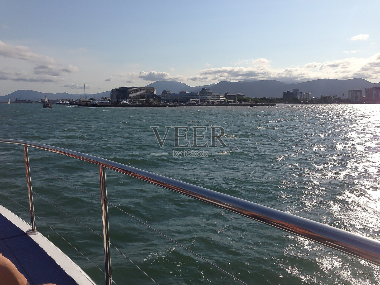 潜水在澳大利亚昆士兰的大堡礁从船上捕获照片摄影图片