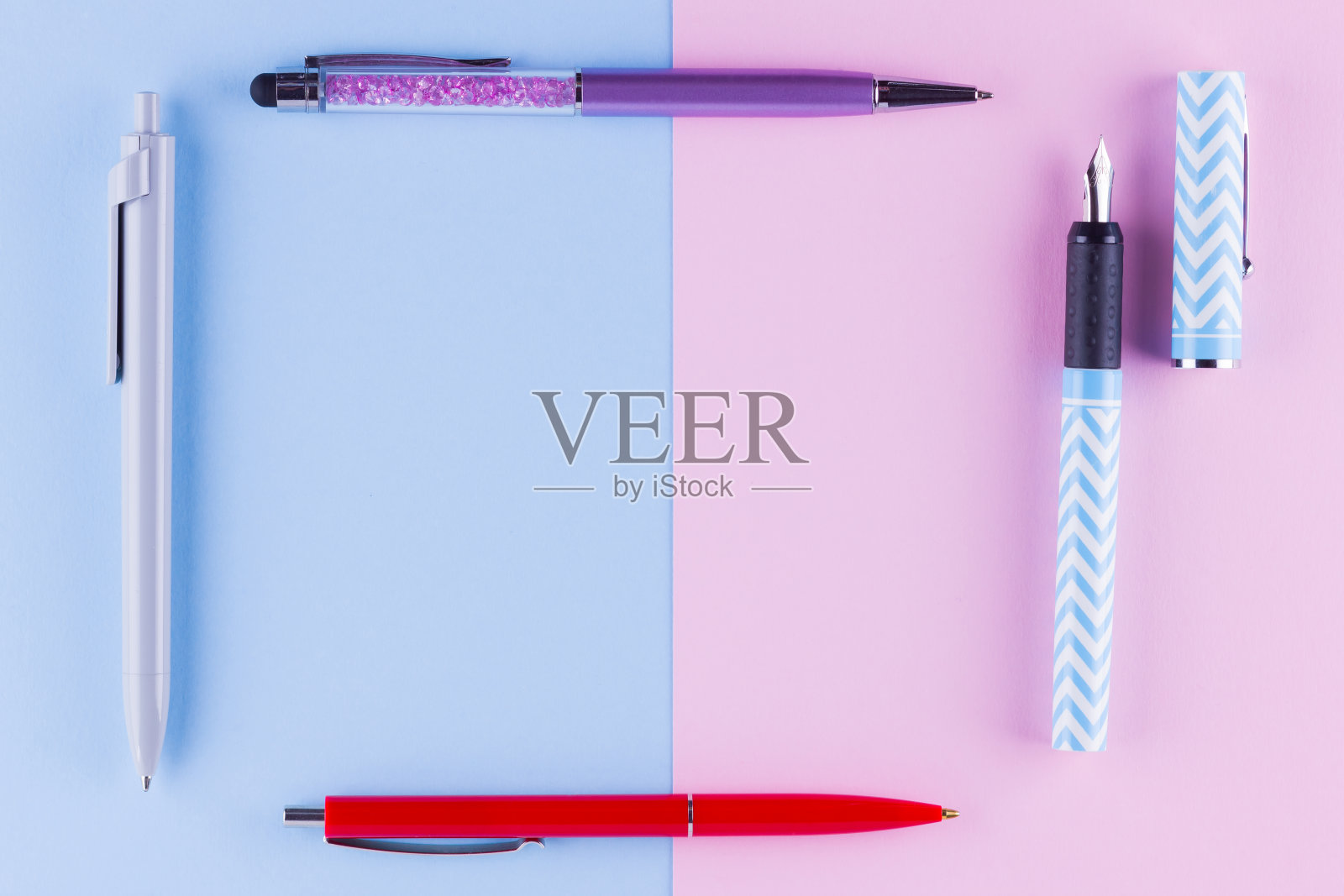 回到学校波普艺术的概念。粉蓝色背景的学校文具。彩色粉笔背景上的彩色笔。平的。本空间照片摄影图片