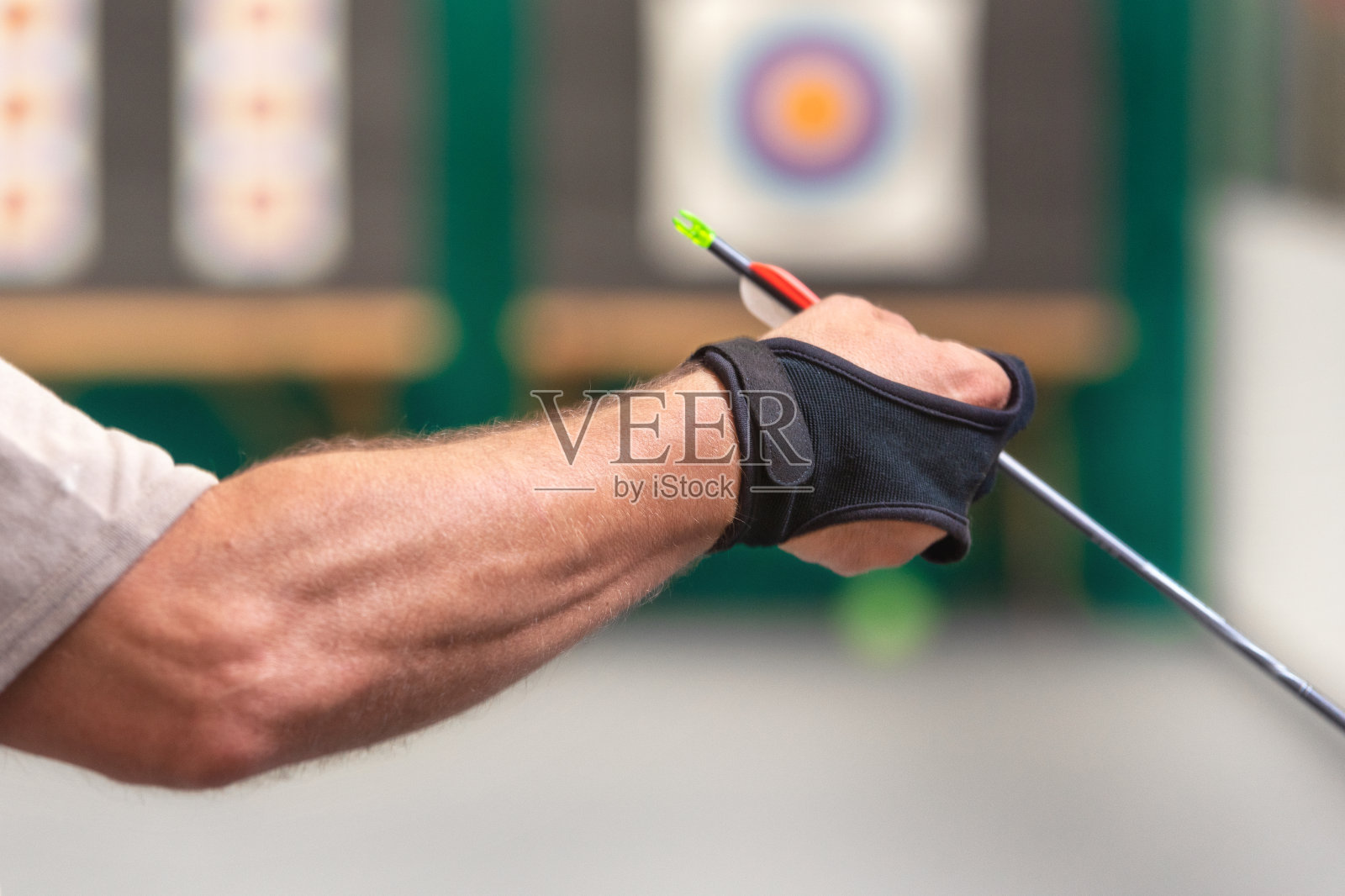 射箭。弓箭手练习用弓。运动,休闲的概念。运动员正在准备射箭。照片摄影图片