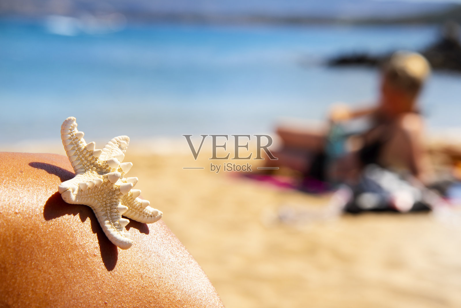 海星和在沙滩上休息的人照片摄影图片