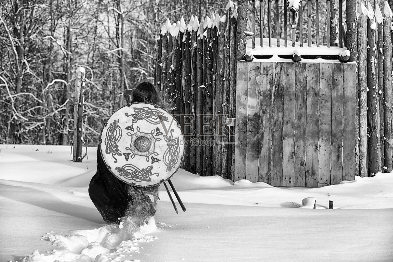 守卫穿着盔甲的年轻战士照片摄影图片