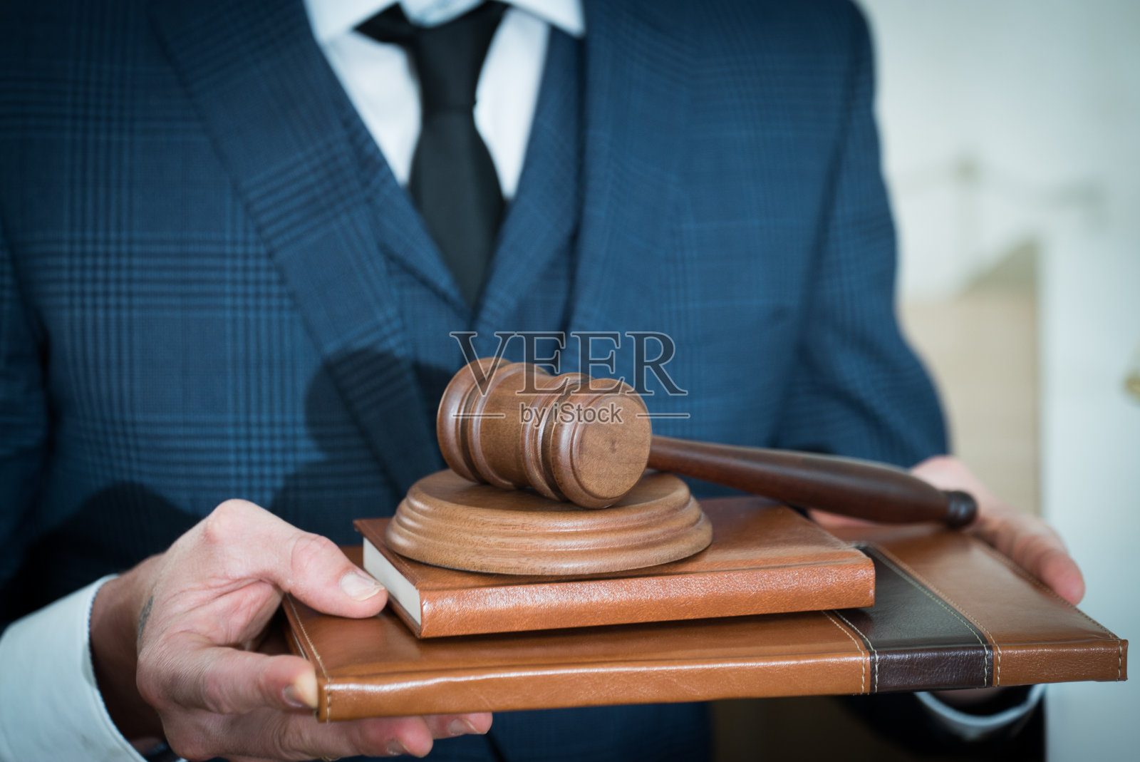 律师商人在办公室工作或阅读法律书籍，为咨询律师概念。照片摄影图片