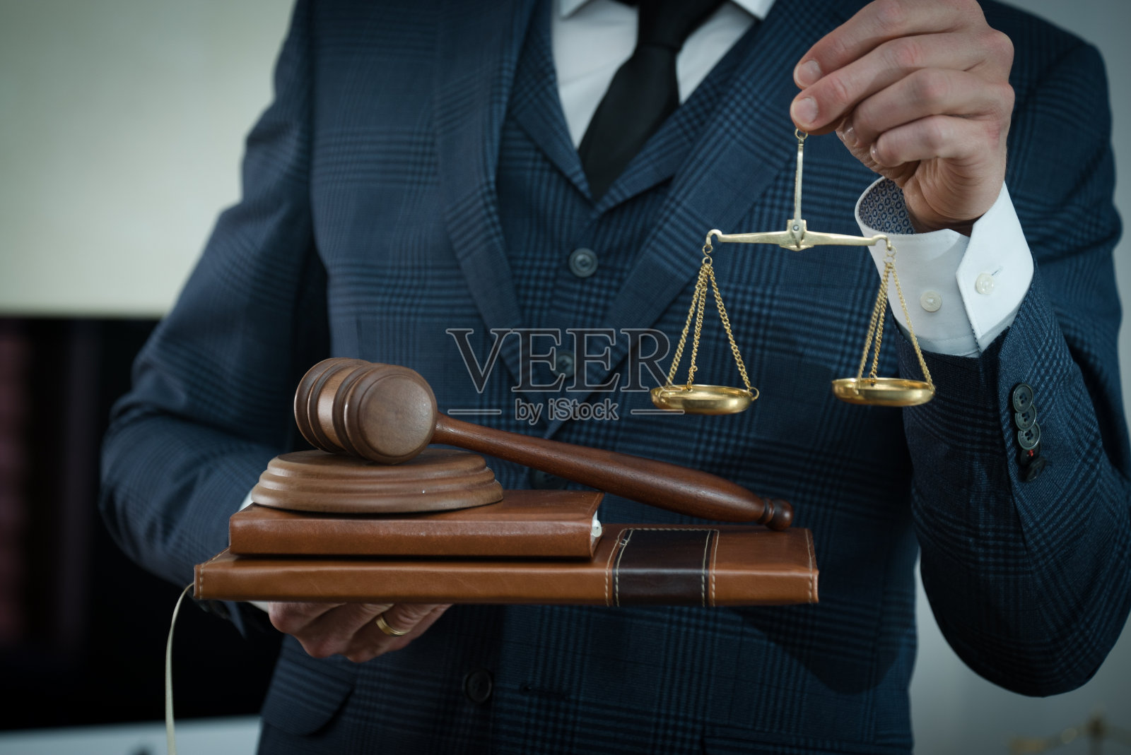 律师商人在办公室工作或阅读法律书籍，为咨询律师概念。照片摄影图片