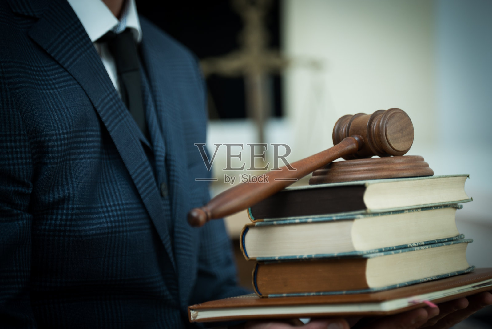 律师商人在办公室工作或阅读法律书籍，为咨询律师概念。照片摄影图片