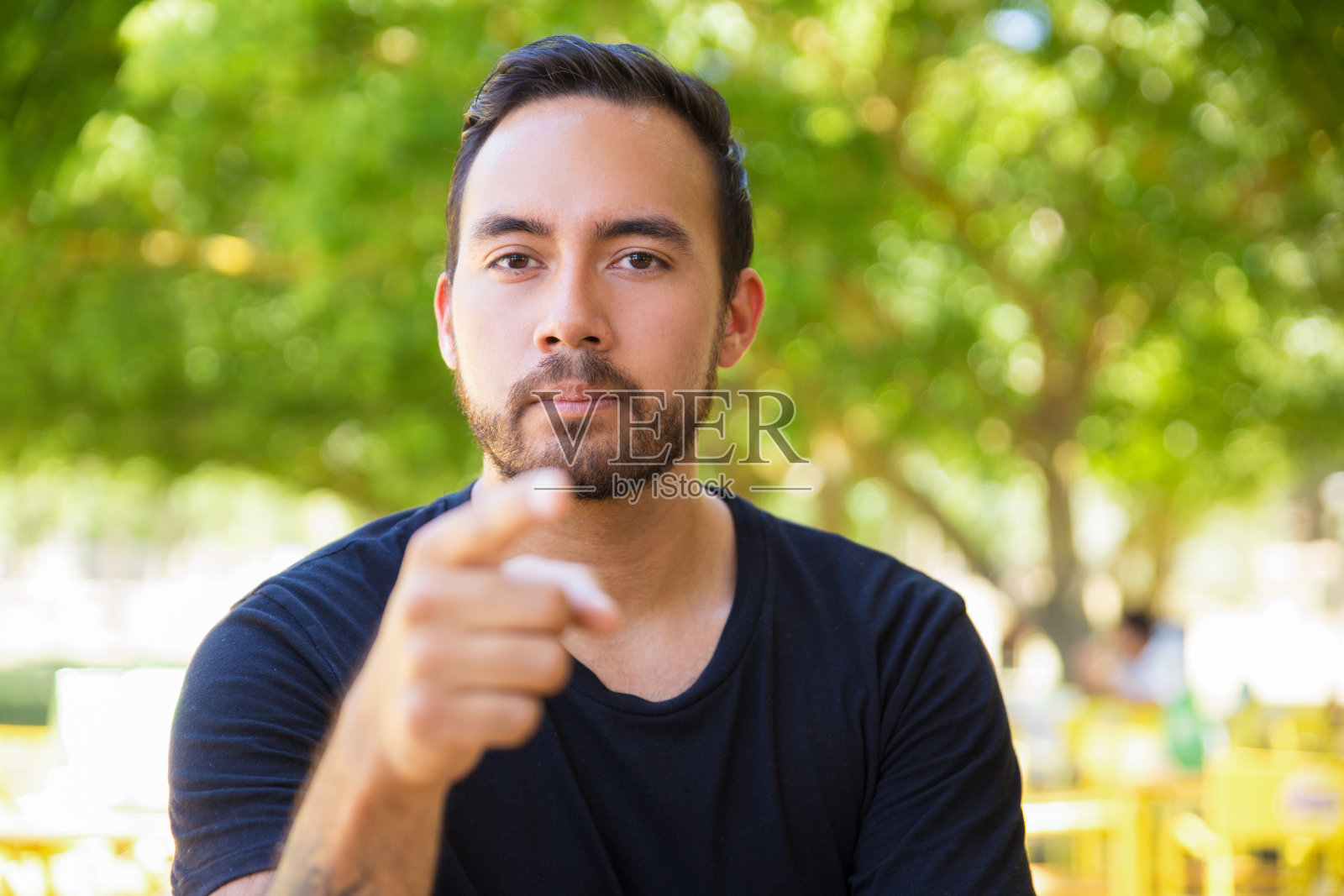 严肃的男人指着摄像机照片摄影图片