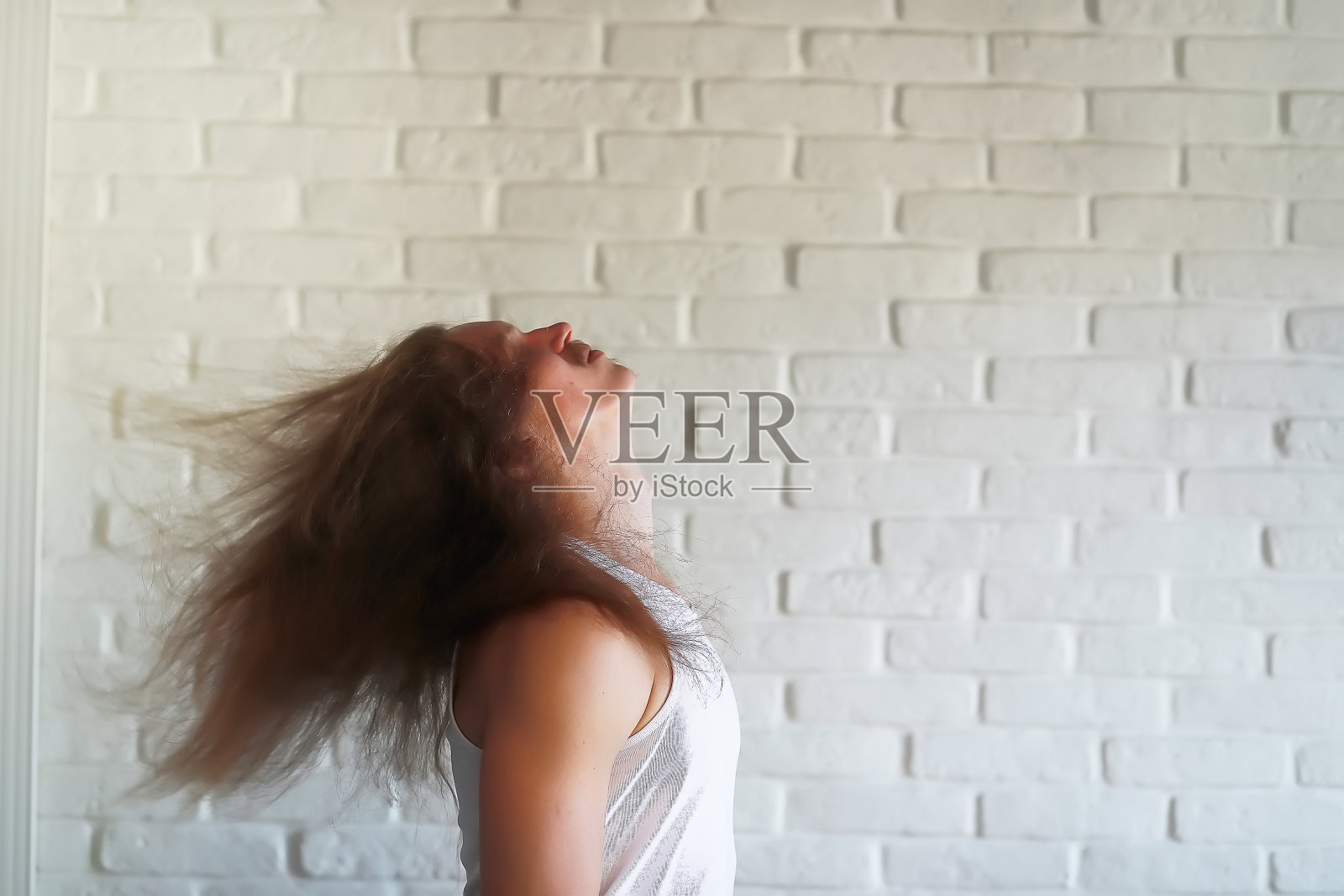 留着长发的年轻人照片摄影图片