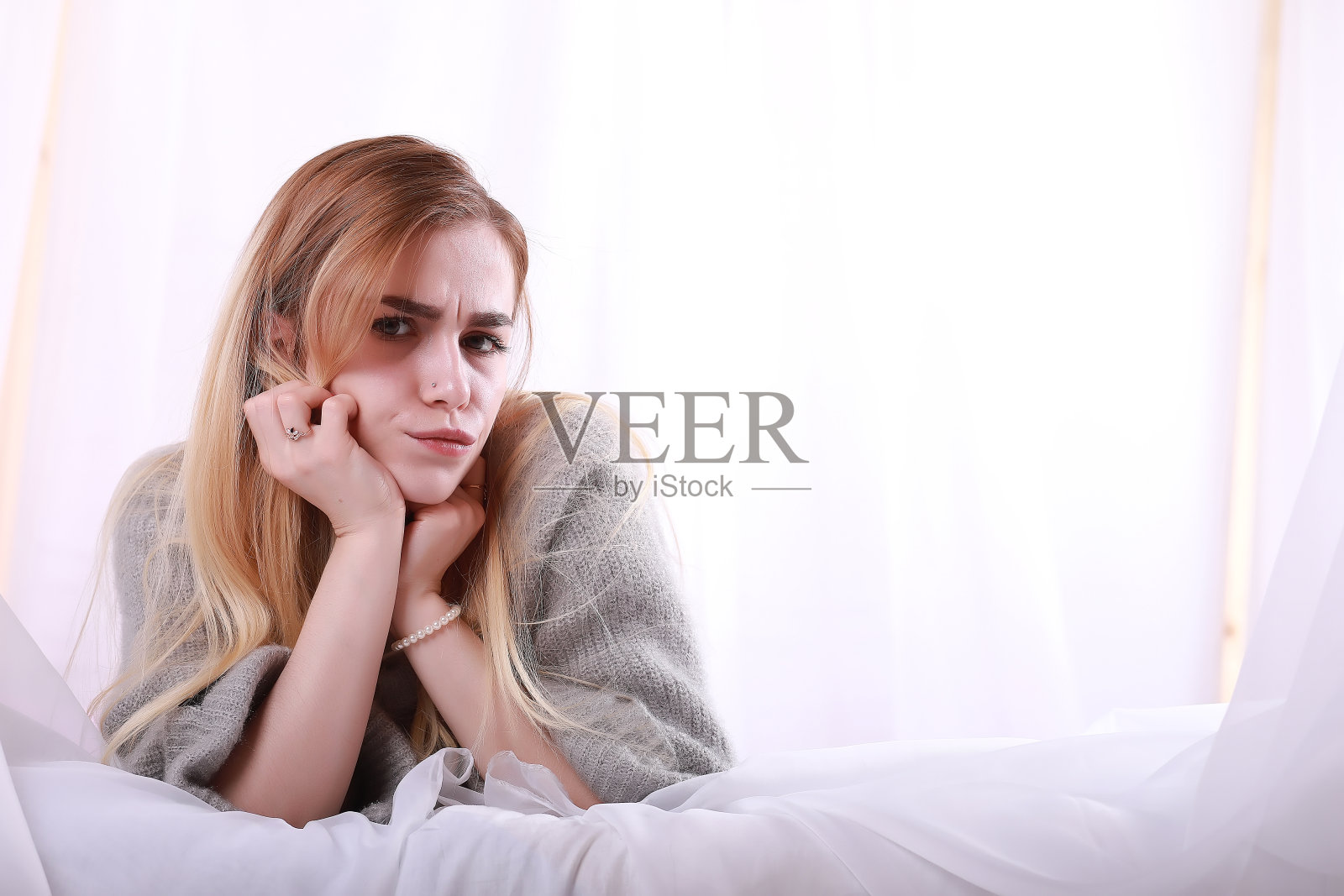 金发灰毛衣的女孩照片摄影图片