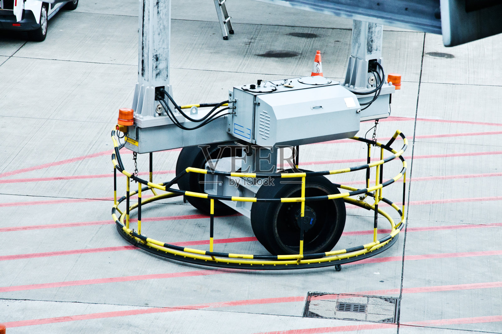 飞机登机桥轮胎和停机坪围栏照片摄影图片