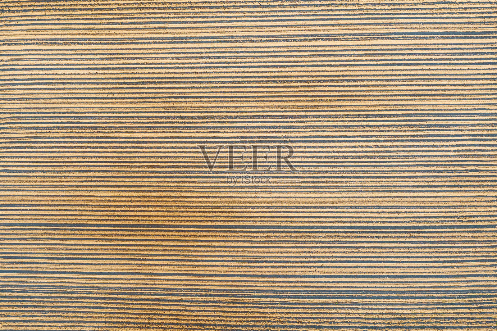 顶部鸟瞰图上的光滑犁沟线新鲜种植的农业植物在土壤。照片摄影图片