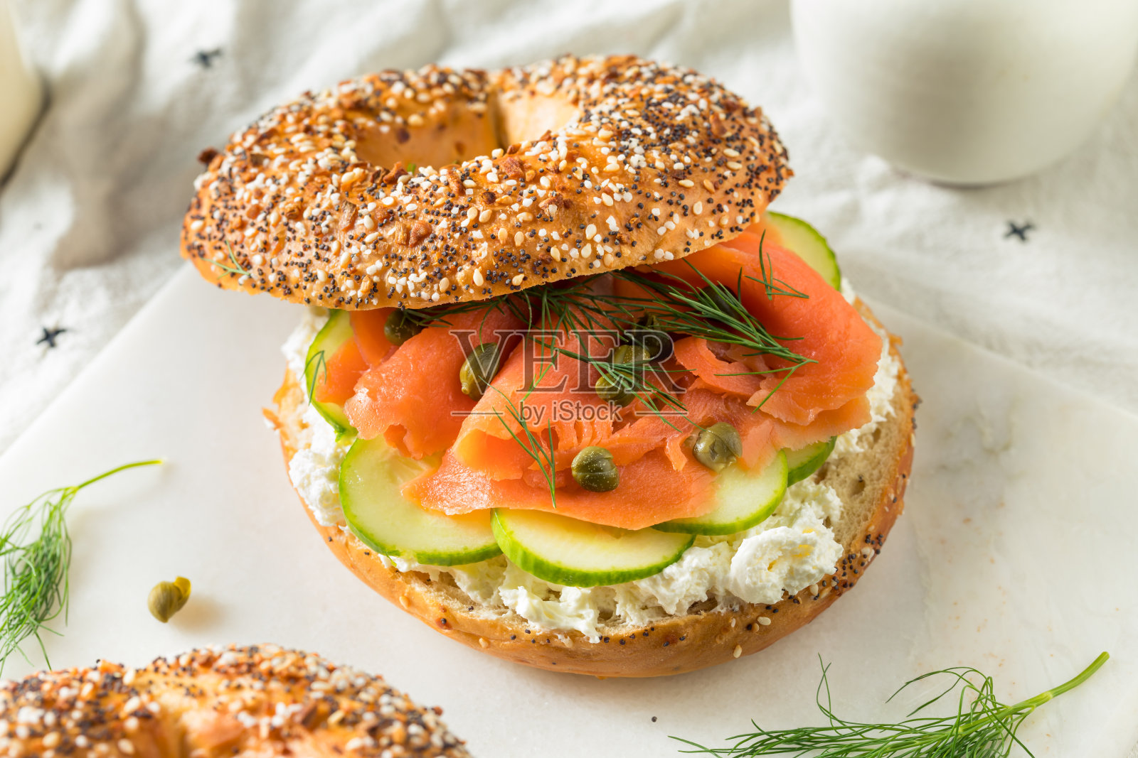 自制鲑鱼三明治照片摄影图片