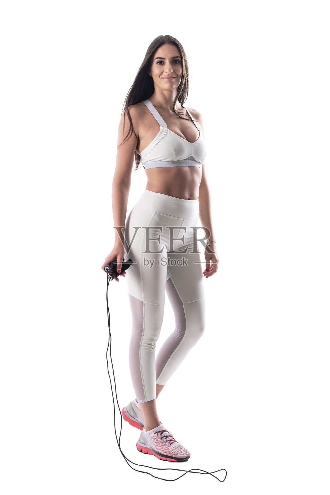 快乐的有氧教练女人摆姿势与跳绳或跳绳看着镜头。照片摄影图片