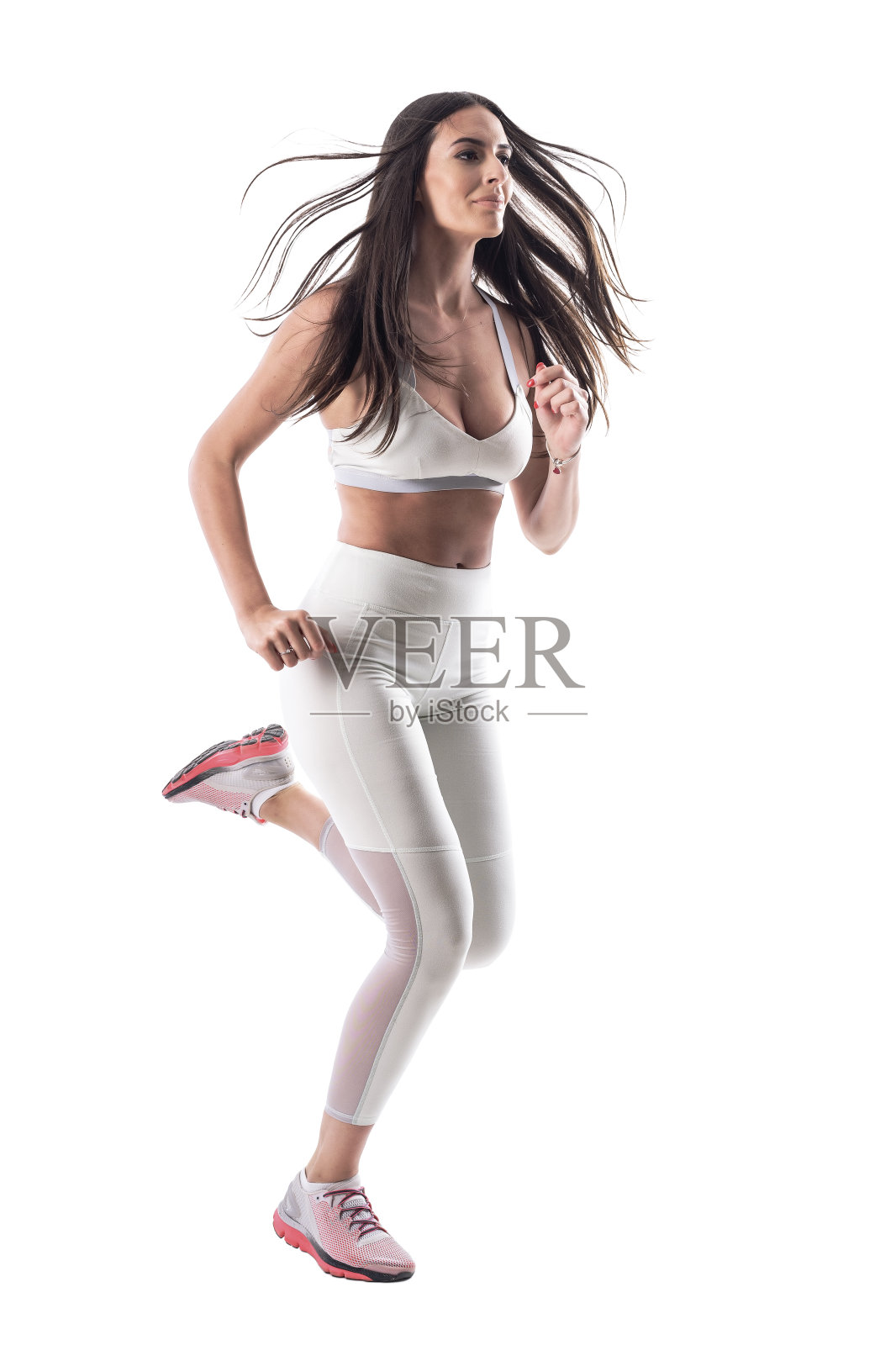 积极自信的运动健康的女人在白色紧身衣跑步和向前看。照片摄影图片