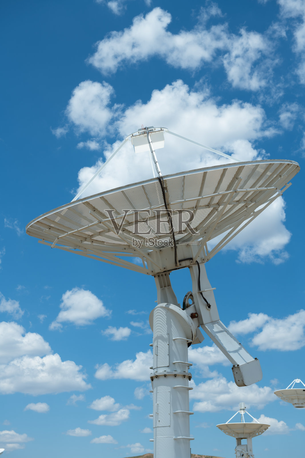 用于天文观测的射电望远镜照片摄影图片