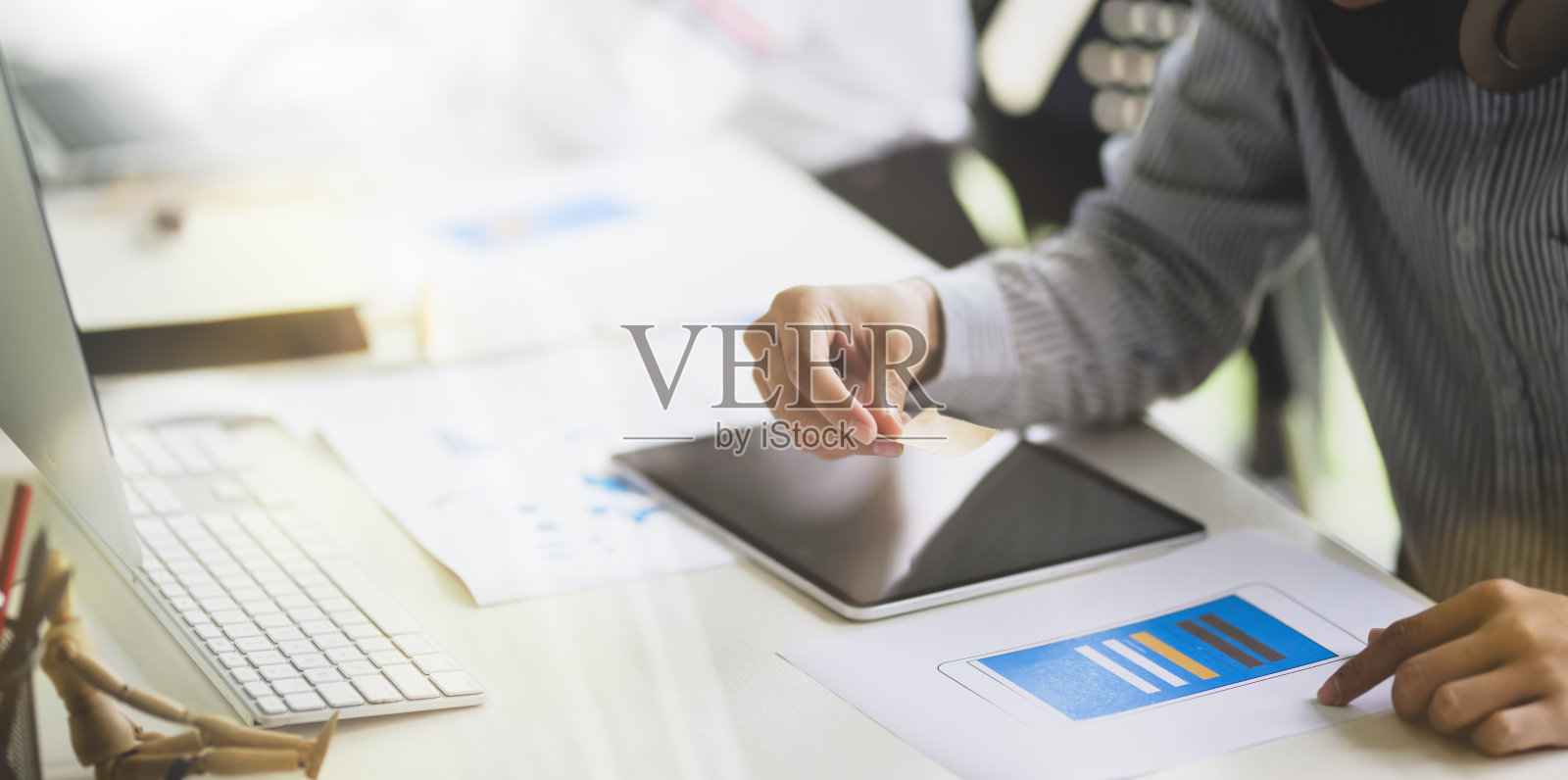 年轻的专业商人使用平板电脑照片摄影图片