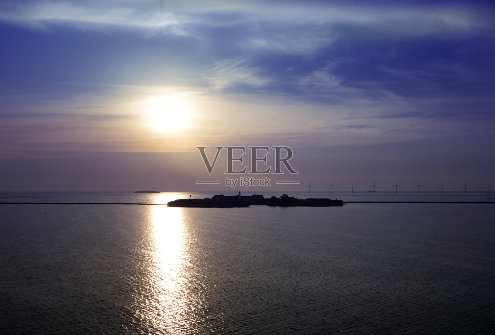 旭日东升时的Trekroner堡垒照片摄影图片