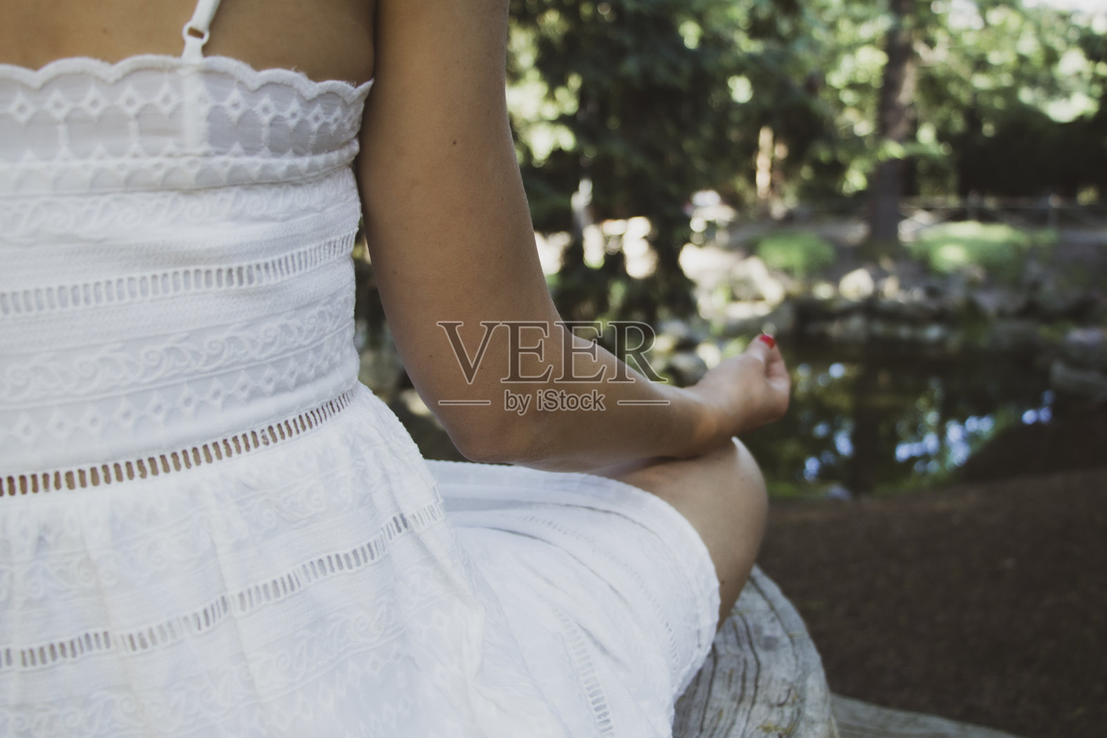 年轻的瑜伽老师穿着白袍冥想双手相连照片摄影图片