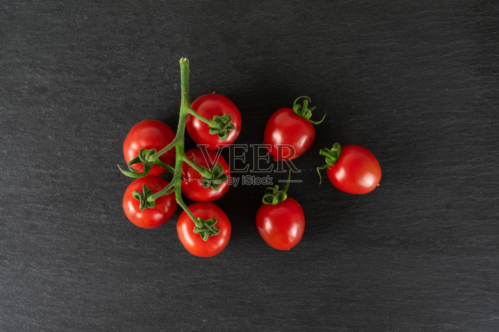 灰核上的红樱桃番茄照片摄影图片