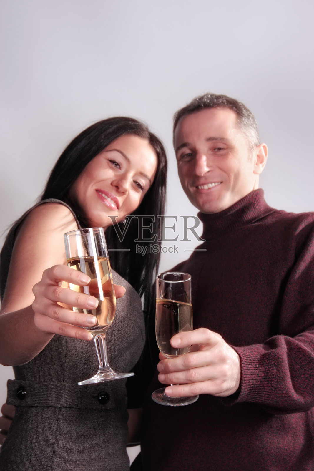 年轻的成年女子和男子夫妇喝酒和庆祝的肖像照片摄影图片