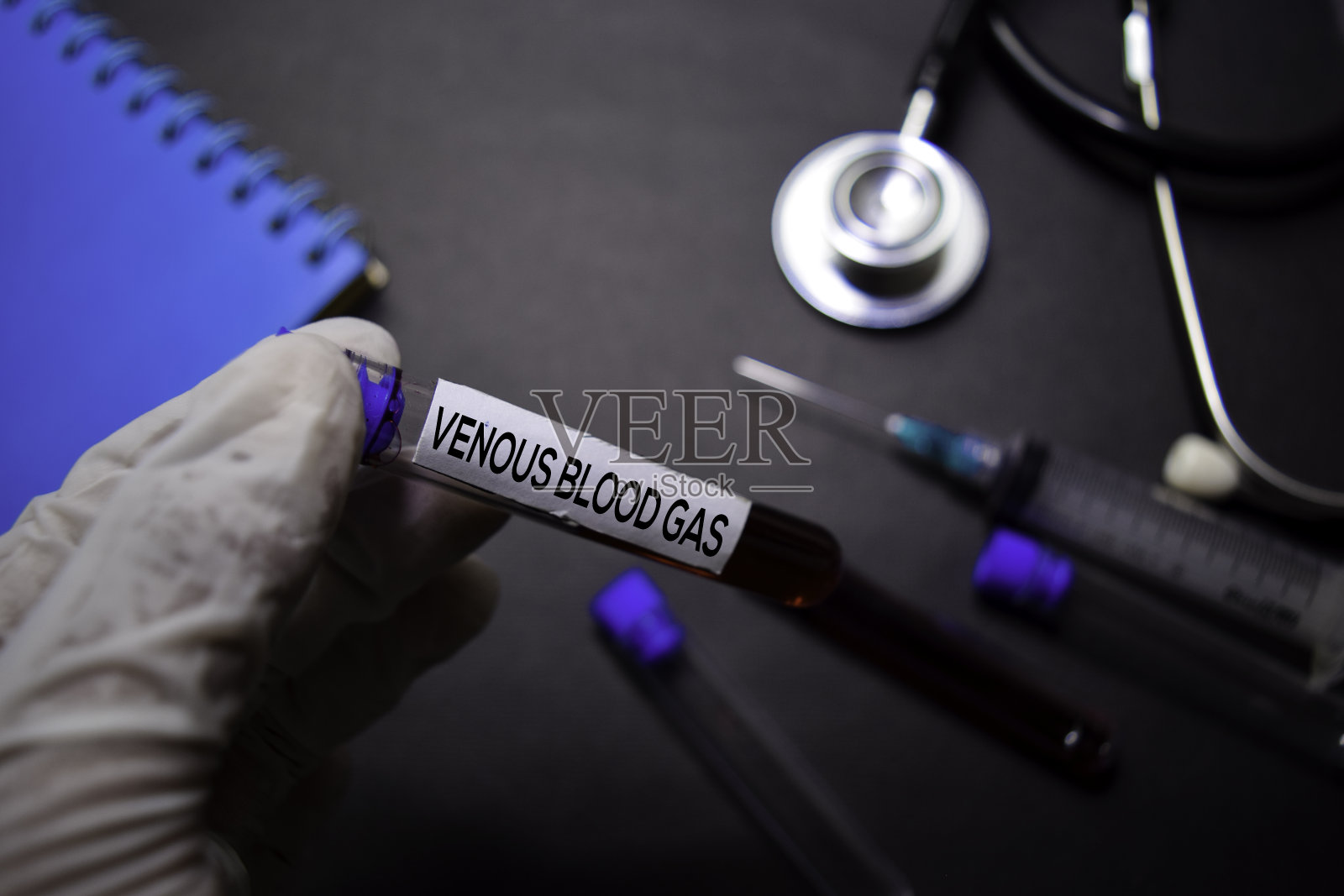 静脉血气信息贴。顶视图孤立的黑色背景。医疗保健/医学概念照片摄影图片