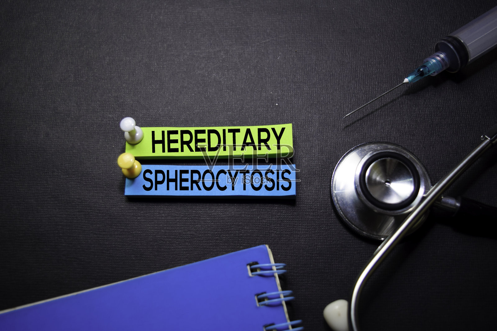 遗传性球形红细胞增多症在便利贴上的文字。顶视图孤立的黑色背景。医疗保健/医学概念照片摄影图片