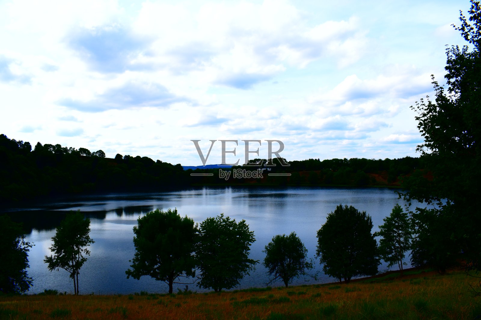 在晚上的weinfeld Maar火山口湖照片摄影图片