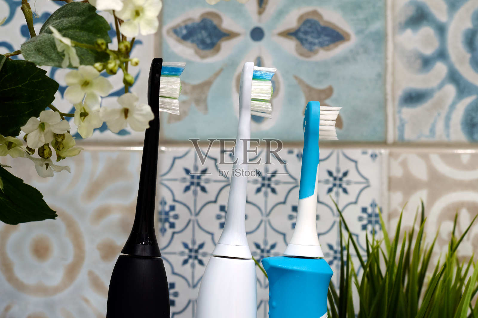 家用电动声波牙刷，浴室装饰用苹果树枝照片摄影图片