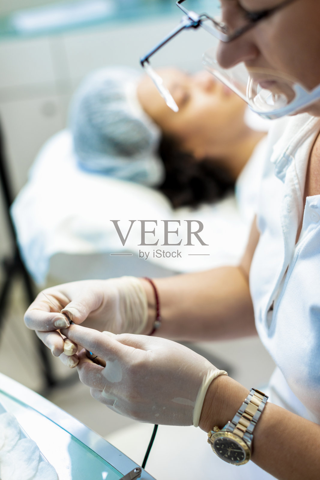 美容院的化妆师准备在纹身机上永久化妆照片摄影图片