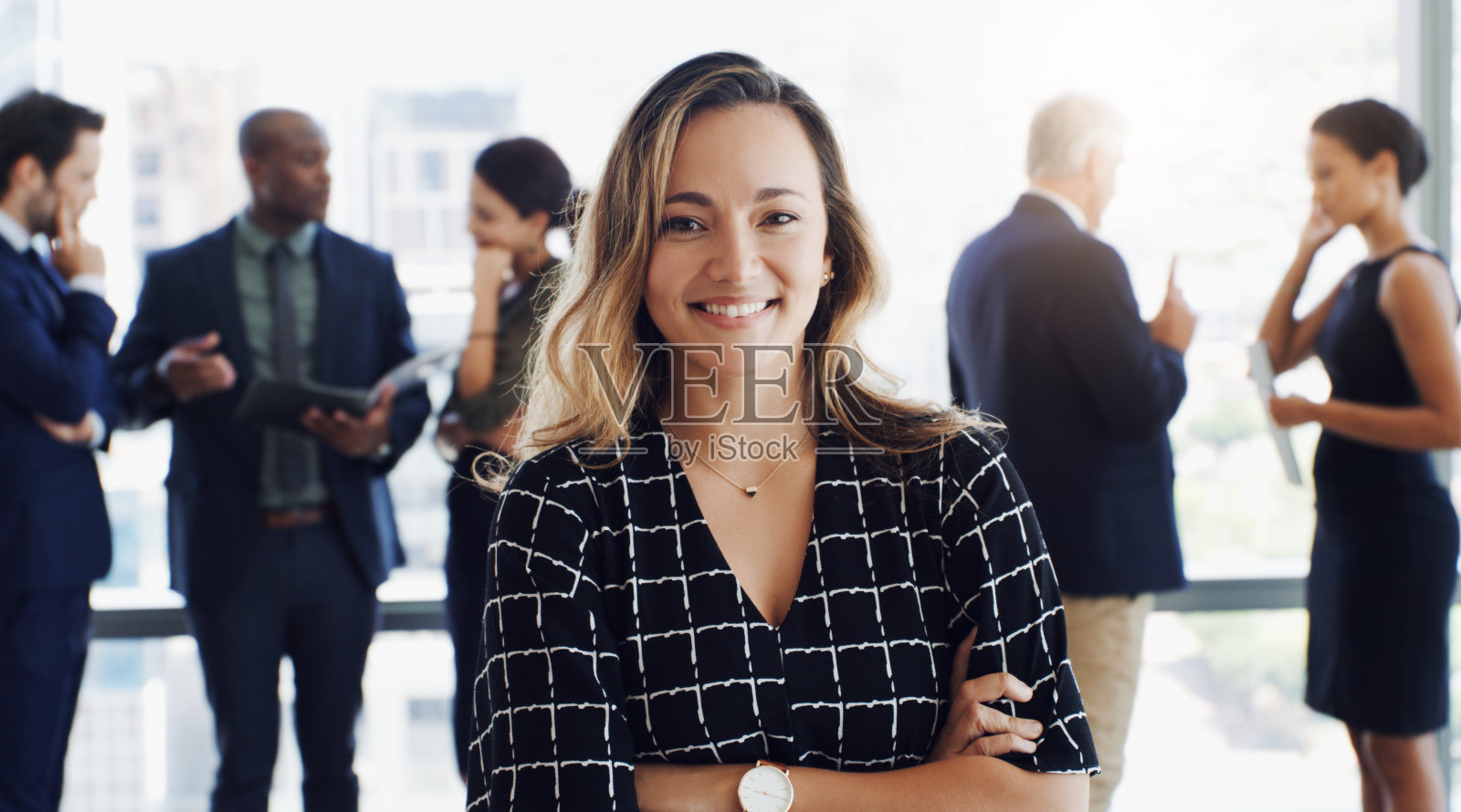 努力工作，但要更努力地微笑照片摄影图片