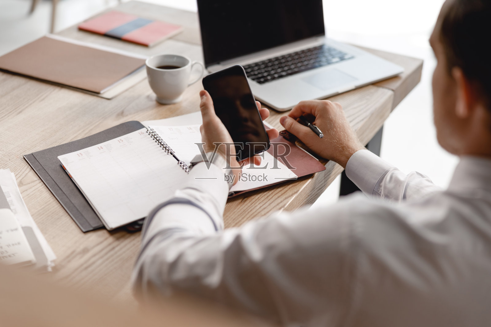 智能手机屏幕上的主人照片摄影图片