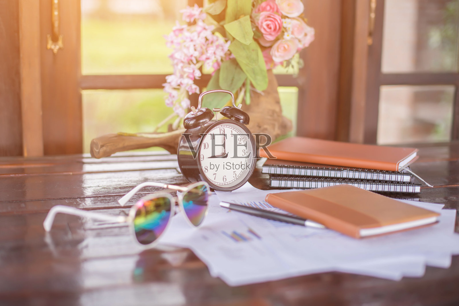 坐在办公室工作的业务团队照片摄影图片