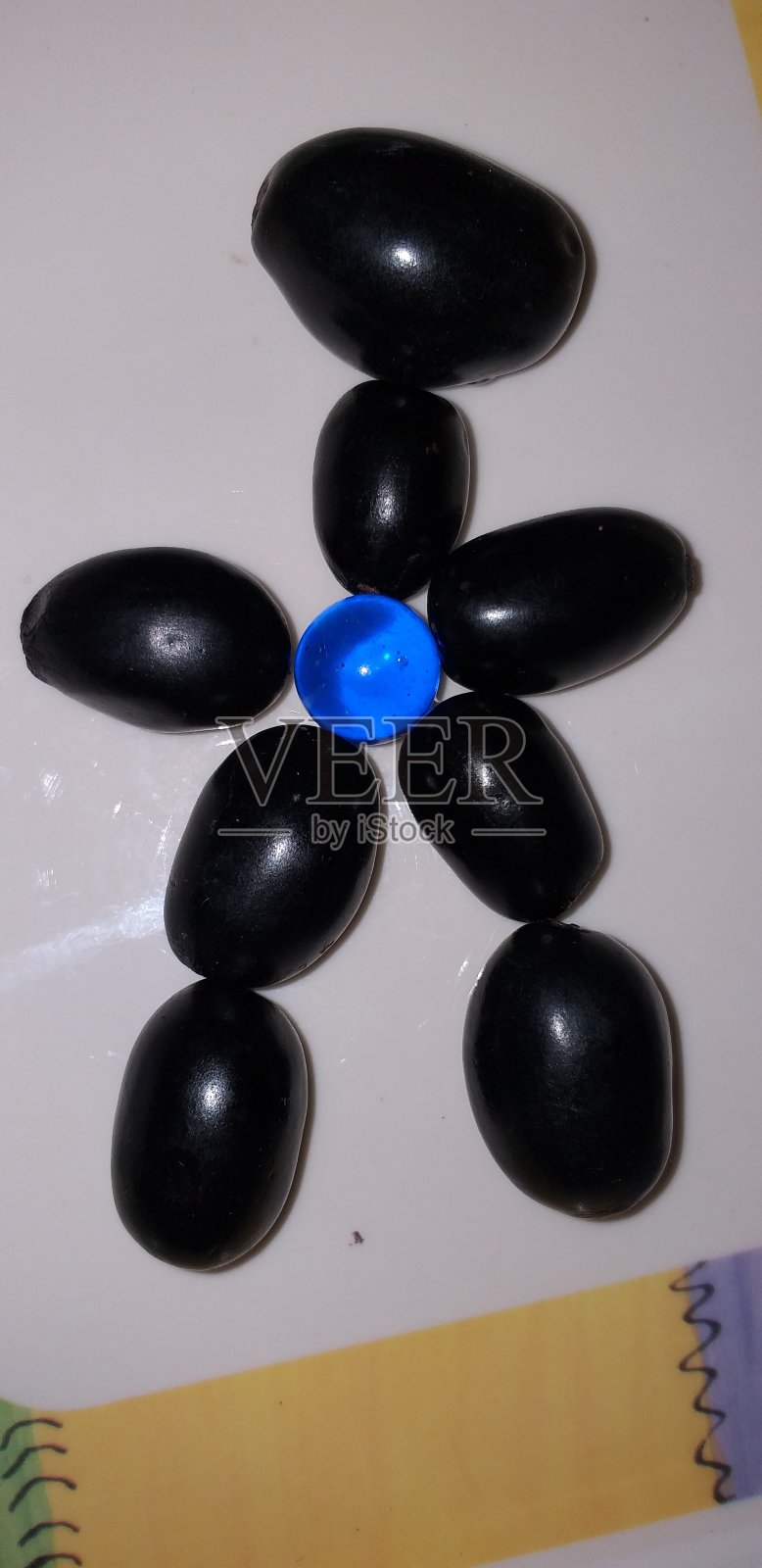 美丽的玻璃球就像装饰用的石头照片摄影图片