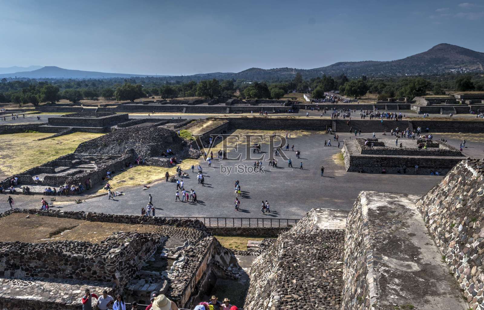 从墨西哥特奥蒂瓦坎的太阳金字塔俯瞰亡灵大道。不过游客。考古区域被联合国教科文组织列为世界遗产照片摄影图片