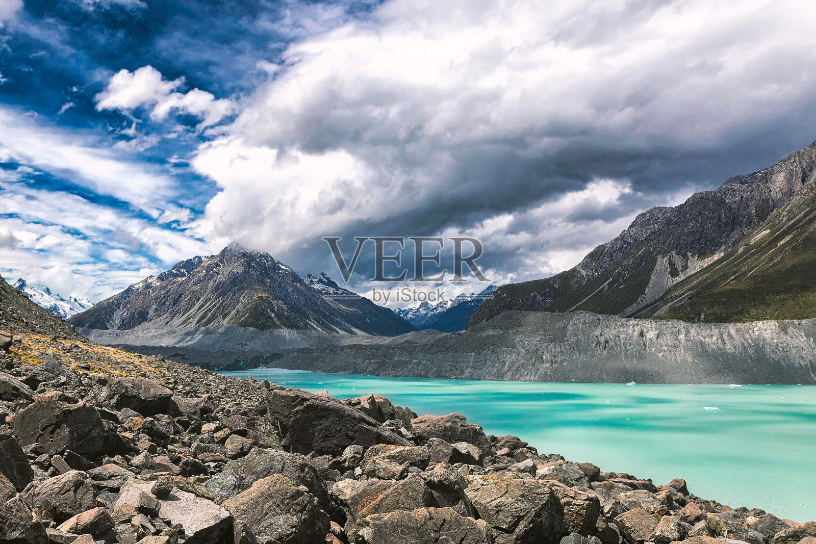 蓝绿色的塔斯曼冰川湖和库克山国家公园的落基山脉照片摄影图片