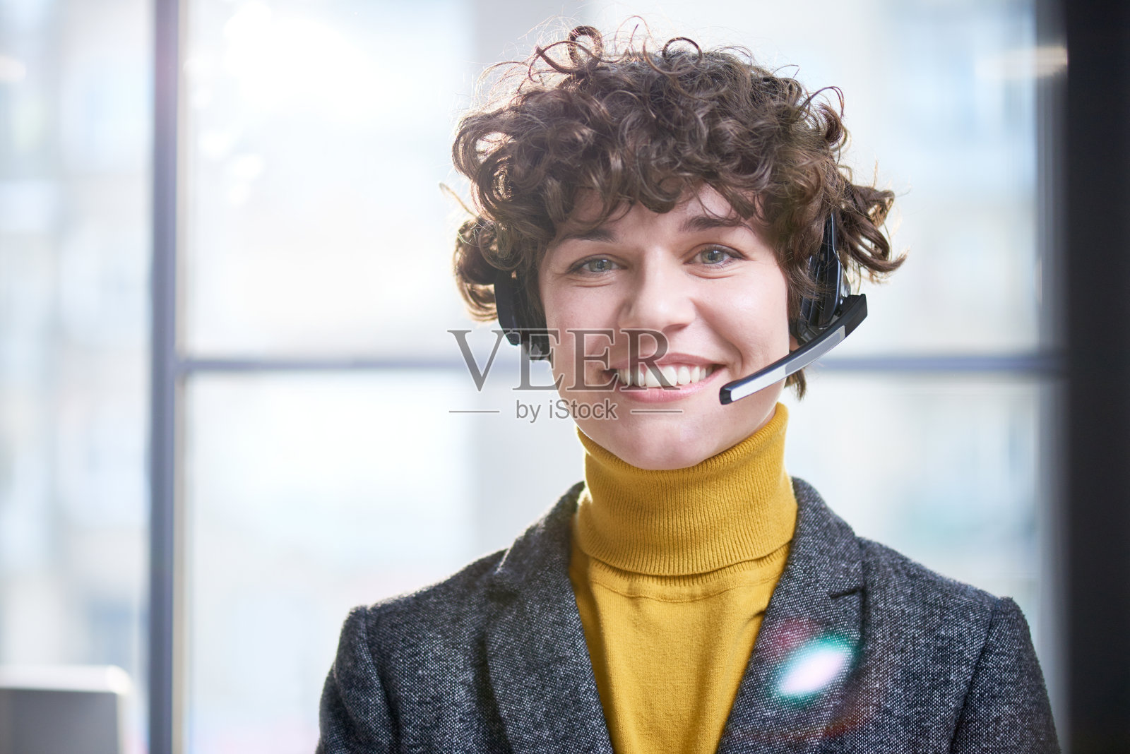 快乐的戴耳机的女操作员照片摄影图片