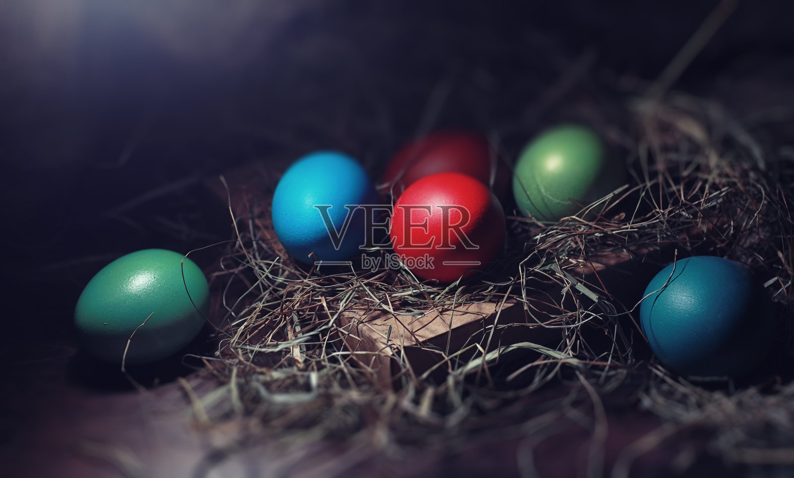 复活节在粗麻布上画彩蛋照片摄影图片