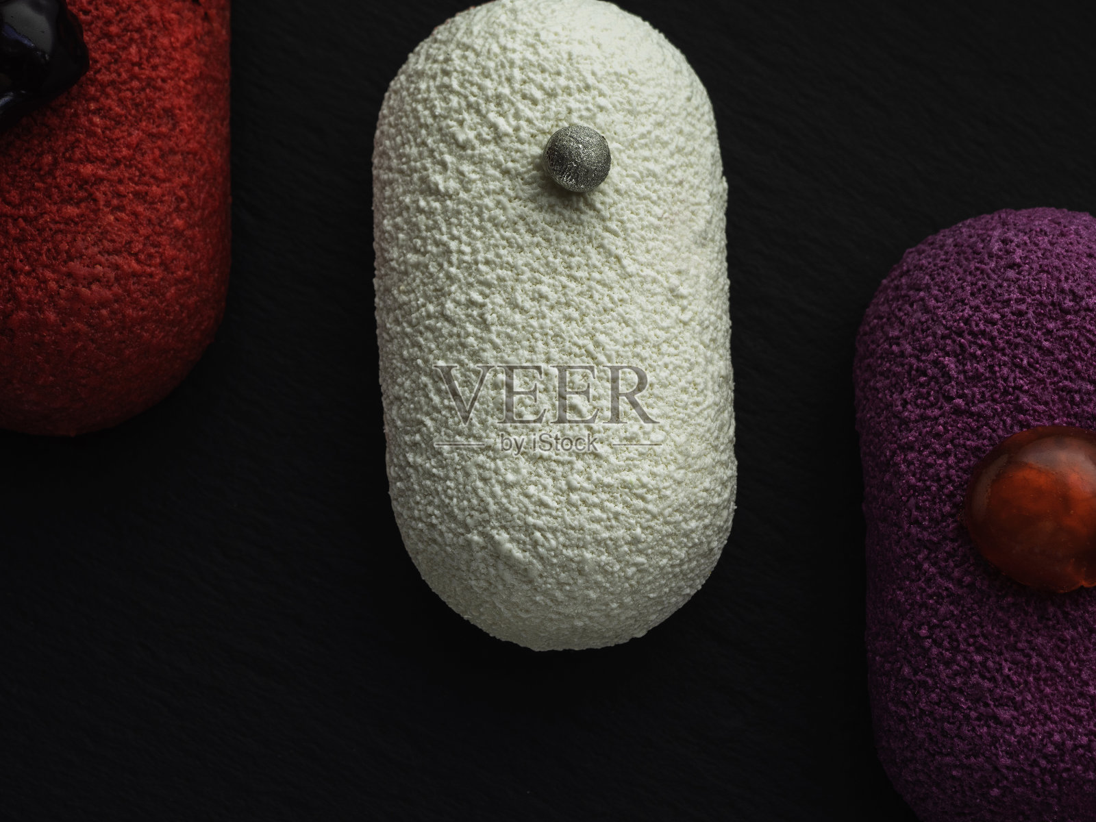 选用色彩丰富的甜点，酥皮甜的板岩迷你蛋糕照片摄影图片