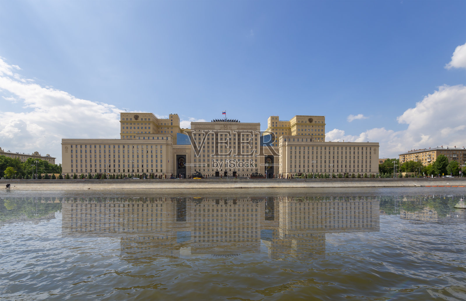 俄罗斯联邦国防部(Minoboron)主楼，日——是俄罗斯武装部队和莫斯科河的管理机构。莫斯科,俄罗斯照片摄影图片