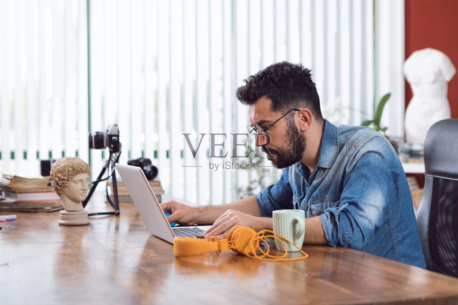 在办公室工作照片摄影图片