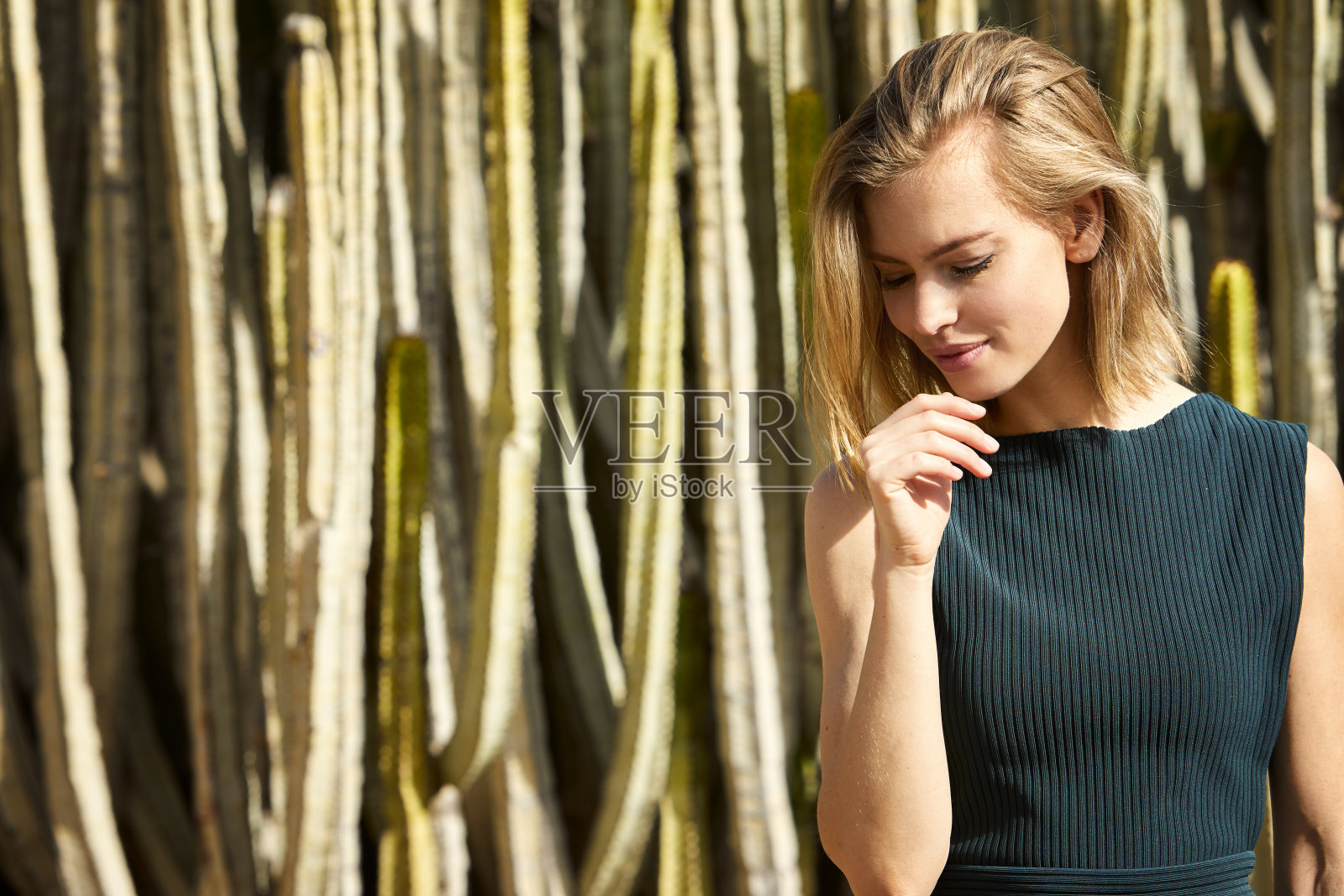 美丽的金发女子照片摄影图片