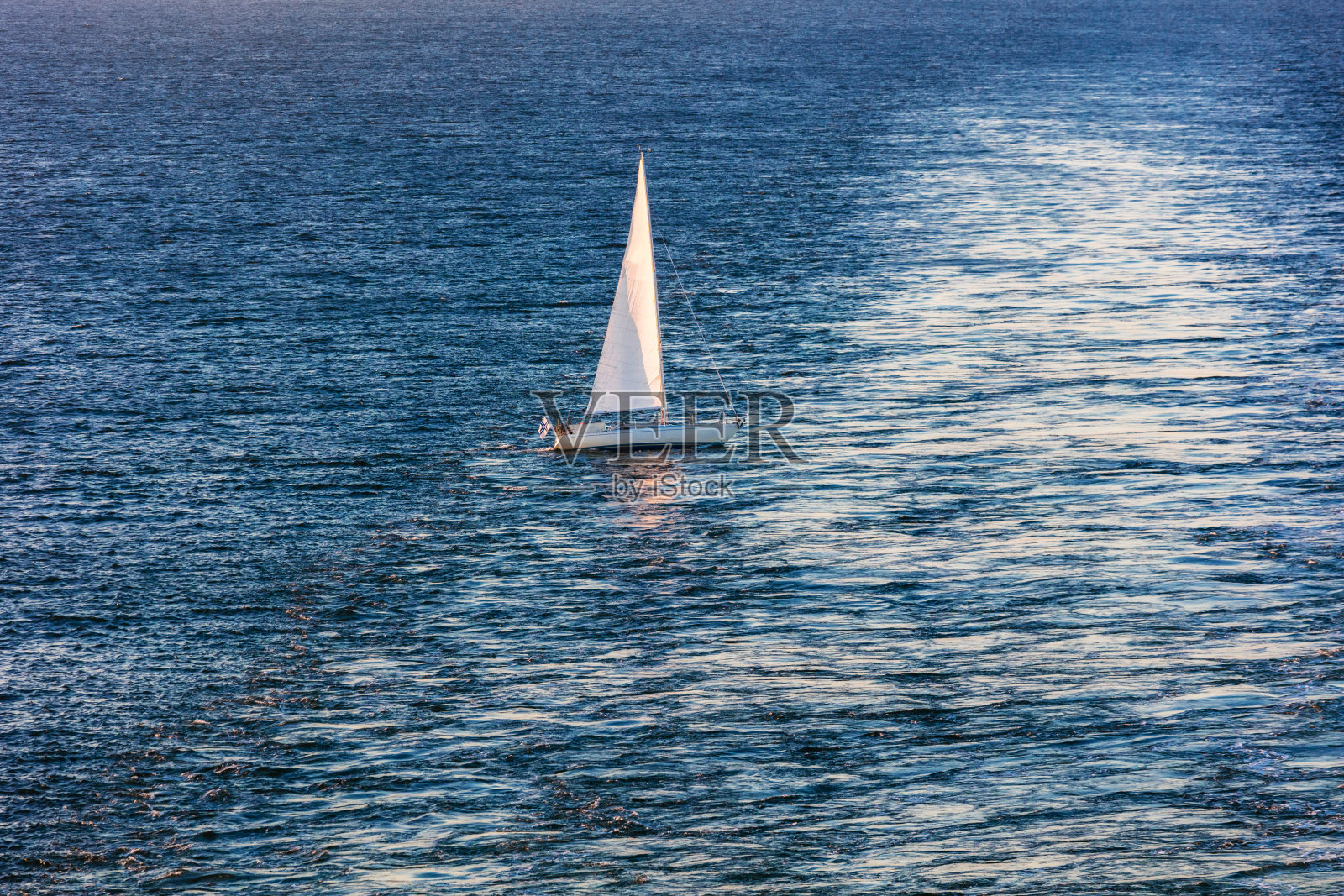 海上有白帆的游艇照片摄影图片