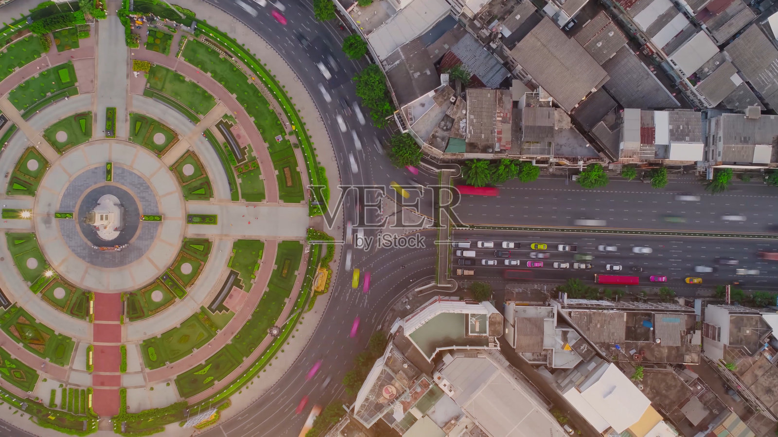 空中俯瞰交通道路环岛在城市，时间流逝顶部道路在曼谷。照片摄影图片