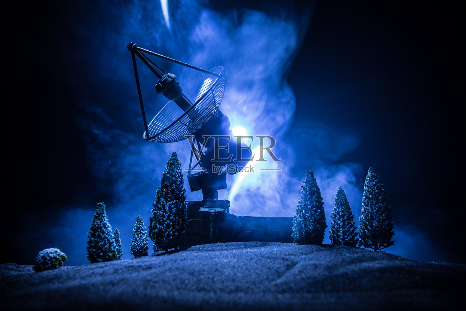 夜空中卫星天线或无线电天线的剪影。空间天文台。照片摄影图片